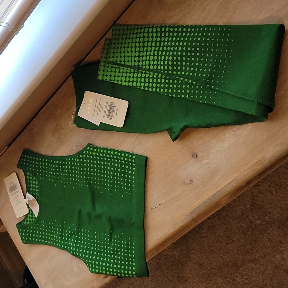 NWT Fabletics Outfit GREEN 😍